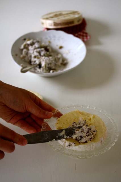 Camembert-Ziegenkäse-Tarte | Ziegnkase auf den Kase streichen.jpg